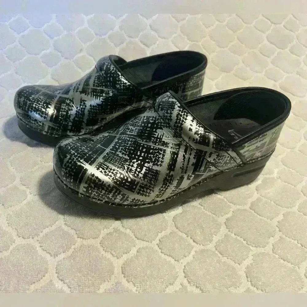 Dansko metallic glossy clogs size 37 Black/silver Nurse Teacher Like New Comfort - Picture 5 of 10